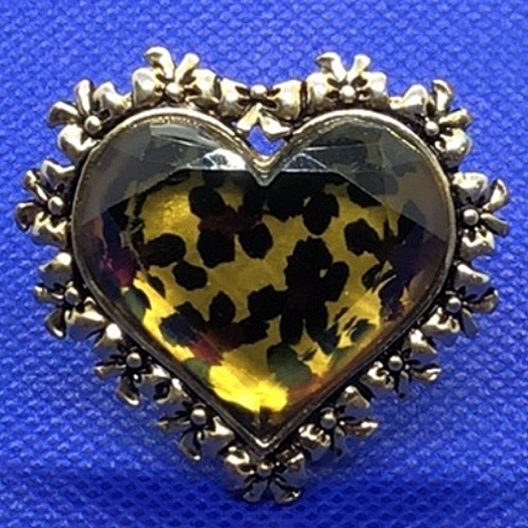 Vintage BETSEY JOHNSON Leaping Leopards Faceted Lucite Heart Ring. Size 7 - Picture 3 of 10